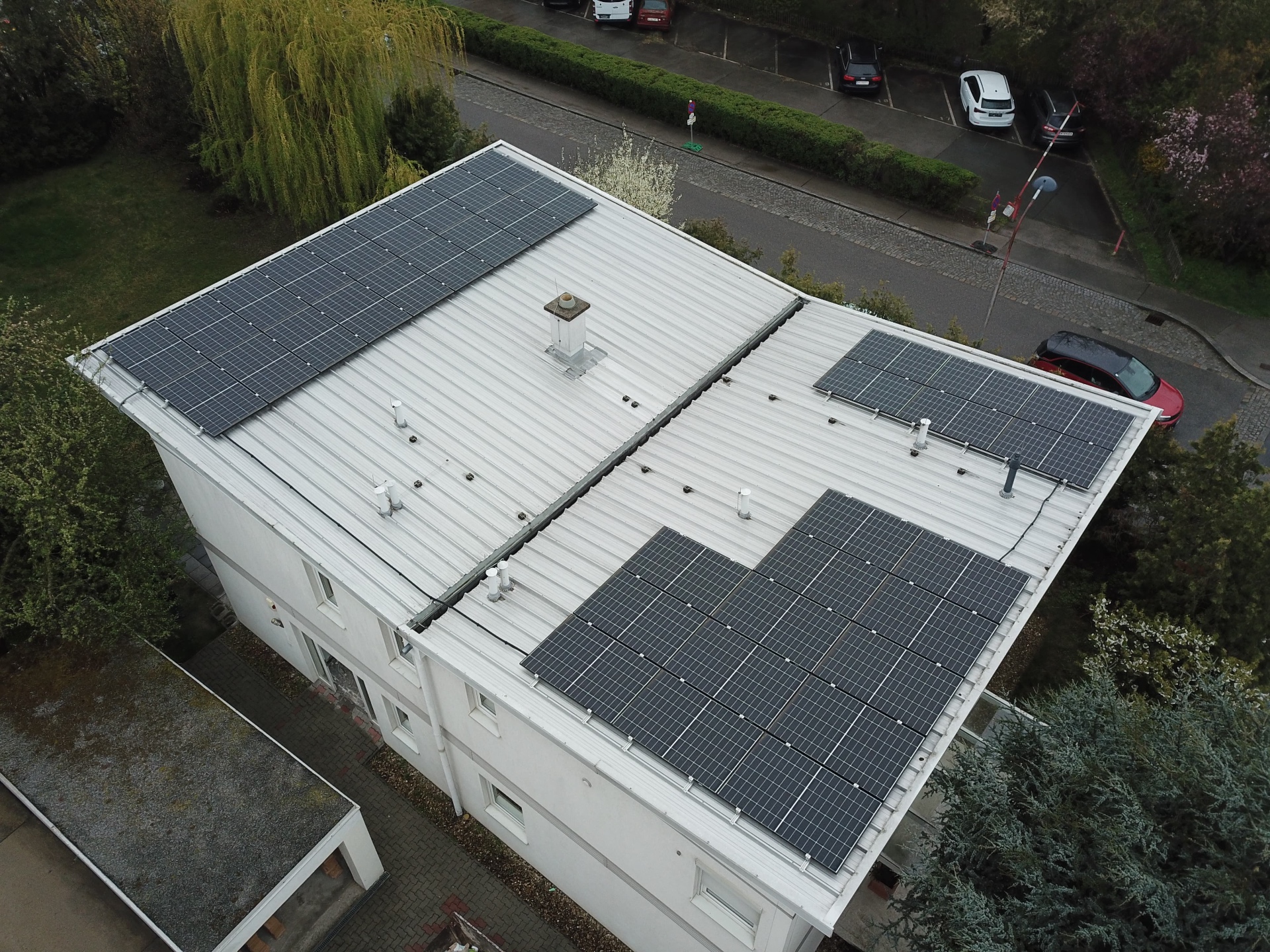 Aerial view of villa in Vienna's 23rd district with rooftop solar panels