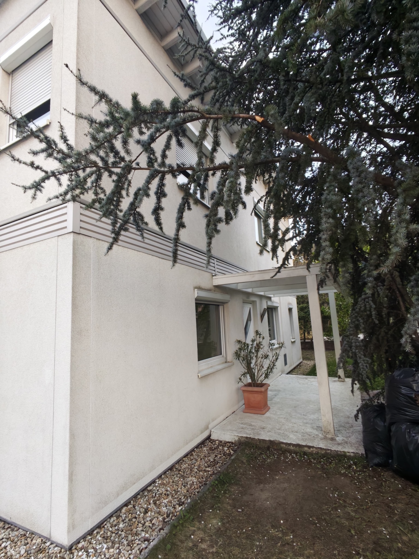Villa entrance with pergola